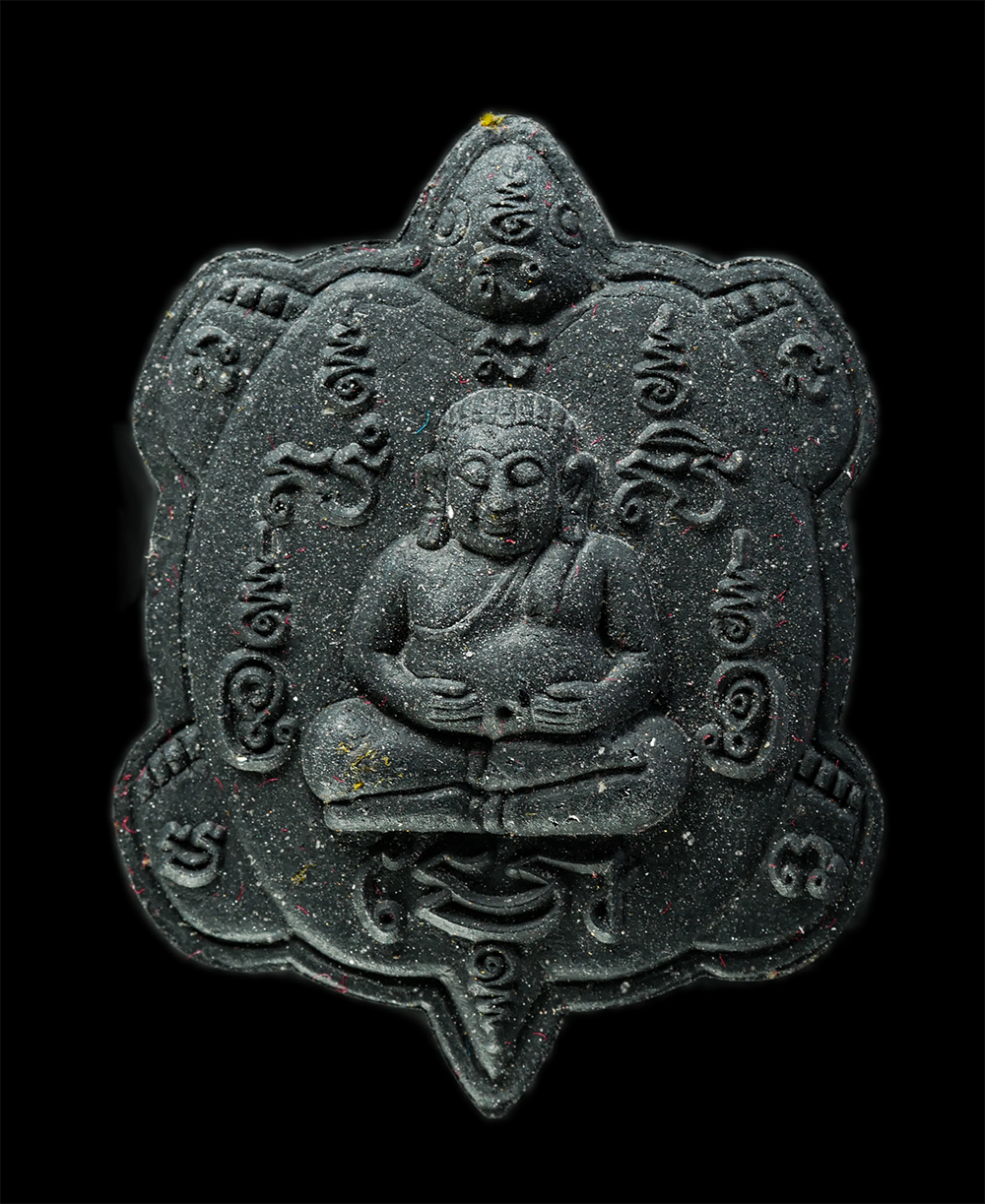 28Jan25 (19)ap.jpg - พระผงพญาเต่าเรือน รุ่น 1 รวยเพิ่มพูน หลวงพ่อทองพูน เขมเปโม อายุ 109 ปี พ.ศ.2564 สำนักปฏิบัติธรรมถ้ำจำปาทอง จ.ราชบุรี เนื้อผงพุทธคุณ ผงว่าน ผงใบลาน เกศ [..] | https://kamulet.in.th